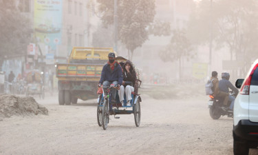 ঢাকার বাতাস আজ ‘খুবই অস্বাস্থ্যকর’, চার এলাকায় ‘ঝুঁকিপূর্ণ’